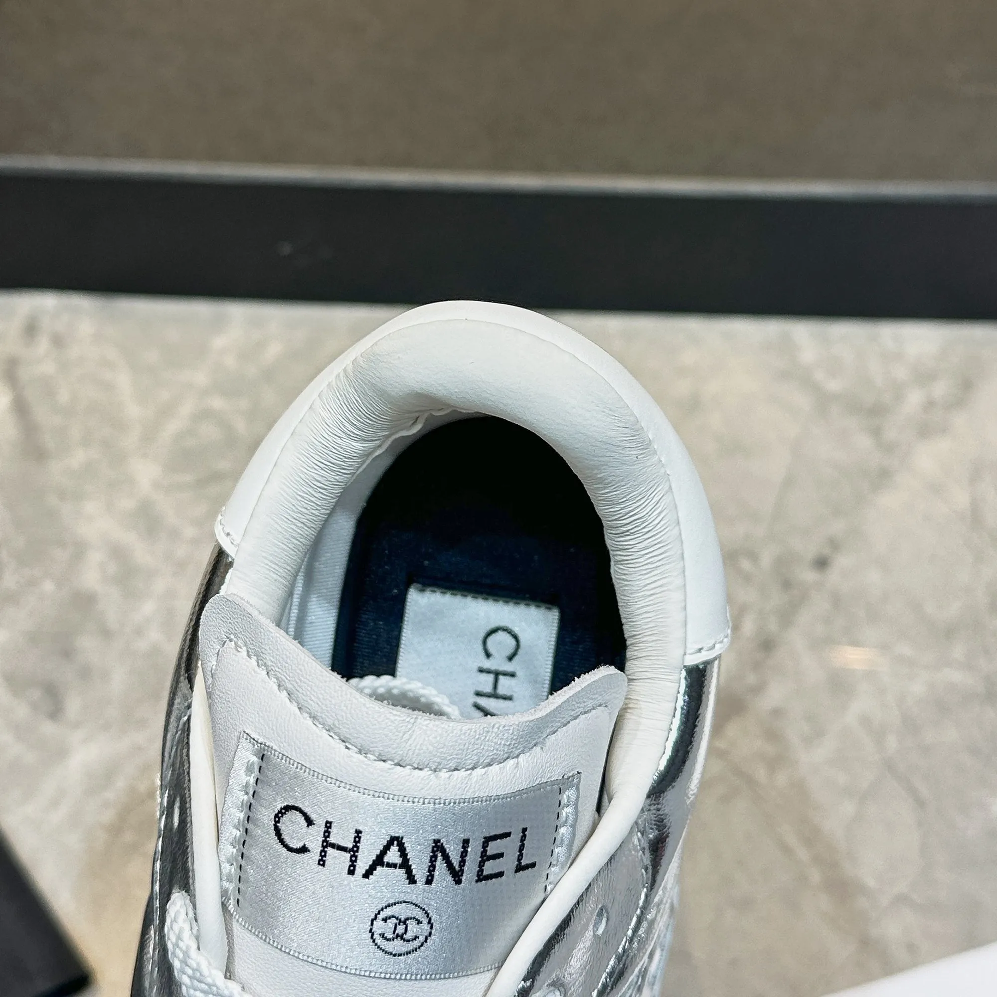 👟👟Ex-factory price 560👟👟 Chanel Chanel - 2024 counter top casual sports shoes This classic design; the upper is electro-embroidered with a variety of techniques; the outsole is fashionable and sporty; it is unusual to incorporate a variety of color matching elements... The diversified mix and match is very beautiful and versatile, casual, fashionable, sports and outdoor can be taken into account... ꫛꫀꪝ Go➫ Material: ❶Upper is made of: Original imported mixed-breed sheep ❷Inside made of: original imported breathable sheepskin ❸Outsole based on: original TPU outsole Full set of boutique packaging for women 35–41